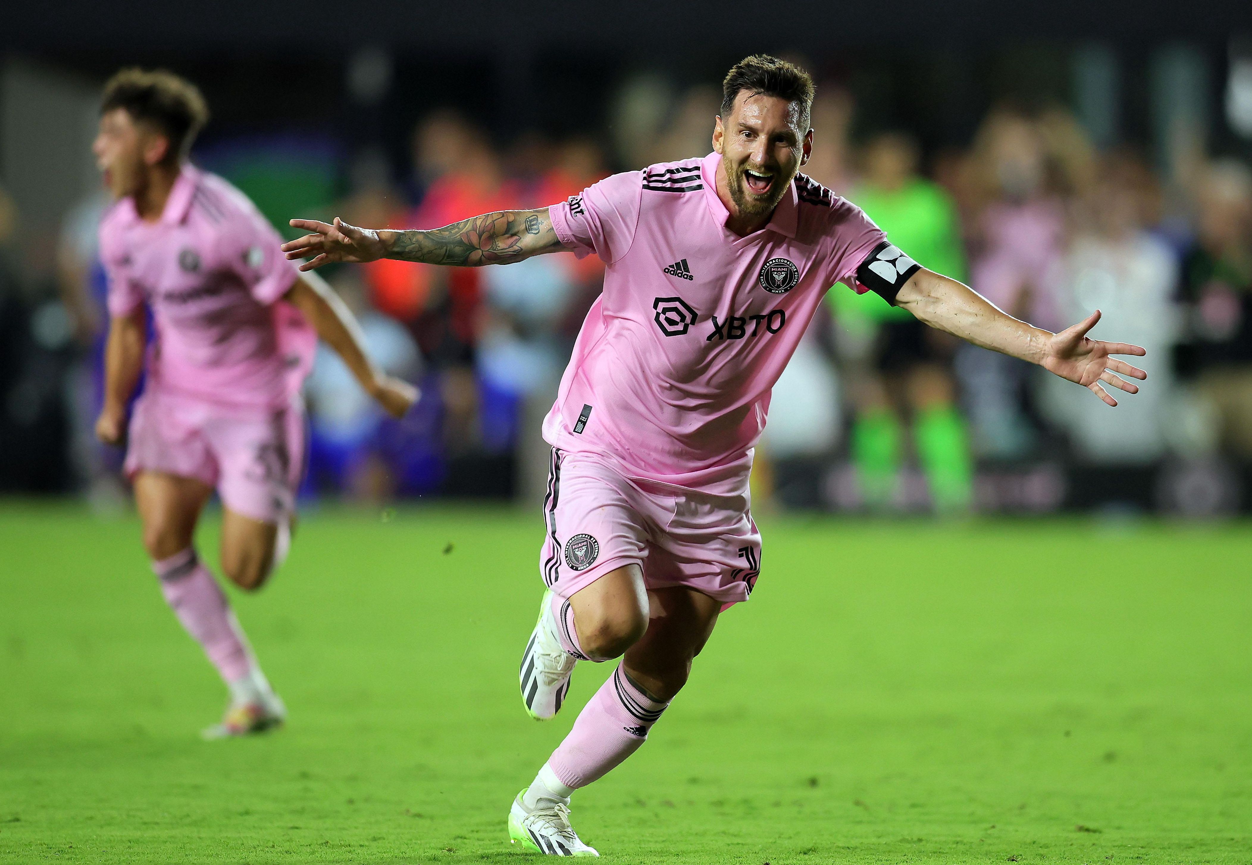 亚云-包含重返赛场首场状态出色,独行侠观众沸腾!,梅西重返赛场比赛高潮迭起的词条