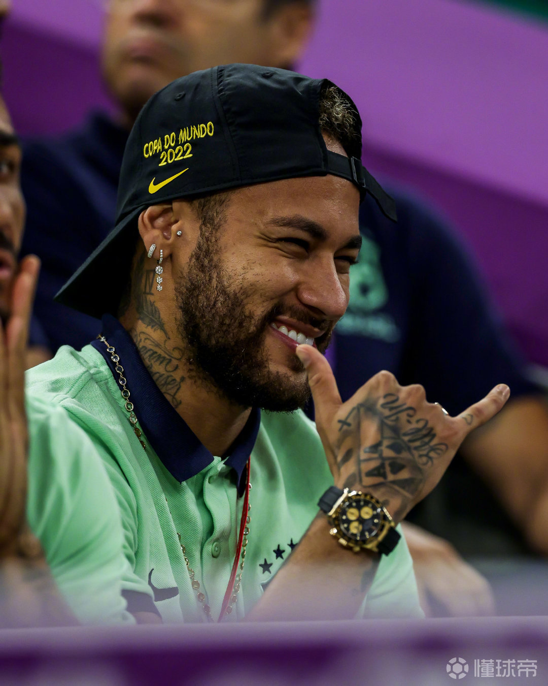 亚云体育app-内马尔重返赛场，险胜首场状态出色，西班牙队观众沸腾！观众掌声雷动的简单介绍